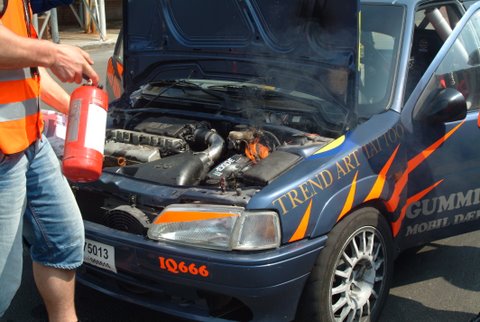 km 031.JPG - Det er blevet lidt varmt i motorrummet, klares med en ildslukker